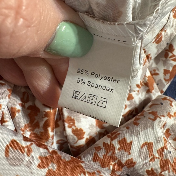 ❤️PRETTY PRINT TOP w/LACE/CROCHET NECKLINE DETAIL   PLUS SIZE - Picture 8 of 9